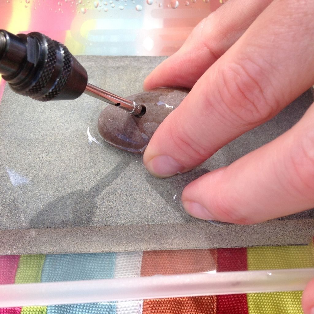 How to drill pebbles using the Drill bits set for your Dremel